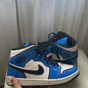 Jordans Mid, storlek 40-41 - säljer mina jättefina Jordans Mid, för jag inte använder dom, (använda 3-5 gånger). Ord pris 1500 säljer för 1000, köparen betalar frakt