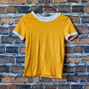 Gul t-shirt - En fin gul tröja från H&M. Väldigt retro oldschool. I fint skick. För fler bilder eller mått kontakta mig 🙌 Frakt sker via PostNord frimärken 26 kr 📦