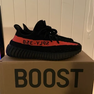 Yeezy 350 red stripe storlek 42 - Helt nya Yeezy 350 red stripe i storlek 42 (43 finns också) kvitto finns, pris 2700 bud från 2500 skriv vid intresse!😁 meetup i karlstad
