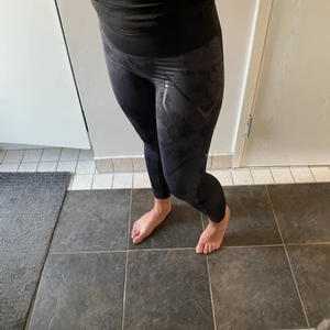 2XU kompression tights - 2XU kompression thigts. Grå mönstrade fram och helt svarta bak. Bara använda ett par gånger och är fräscha. 