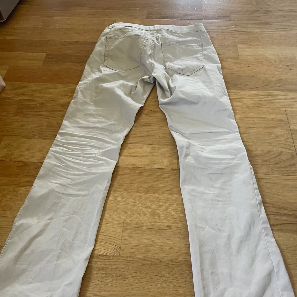 Super fina lågmidjade jeans fån Lindex dom e även utsvängda där nere. Dom e i strorlek 158 och e i super fint skick. Säljer för 200 kr kontakta Järna för mer bilder eller frågor 💗. Jeans & Byxor.