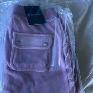 Helt nya Juicy couture byxor - Helt nya endast testade säljer för att dem är försmå  Dem är i stlk Xs och färgen keepsake liliac Gratis frakt vid snabbt och enkelt köp