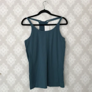 Blått träningslinne / träningstopp - Ett blågrönt träningslinne som är helt oanvänt och nyskick. Lappen är kvar. Färgen är lite mer blågrön i verkligheten, kameran tar inte riktigt upp färgerna. Köptes på rea för 100kr.