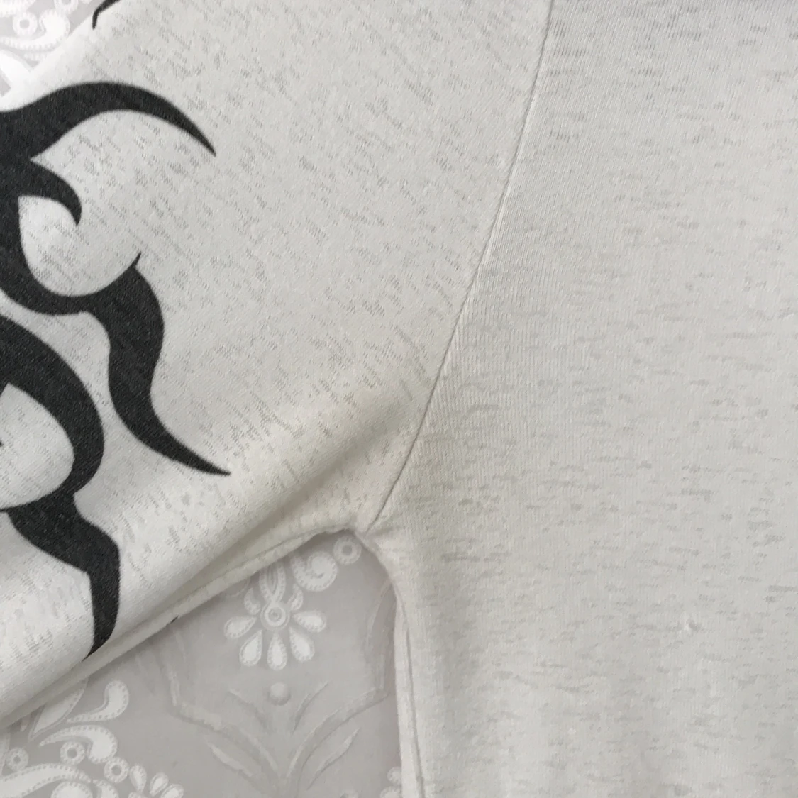 Vit topp med svart tryck - 91