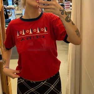 Röd Vintage T-shirt  - Jättefin röd vintage T-shirt. Använd få gånger. Storlek S. Nypris 200. Säljer för 150! 