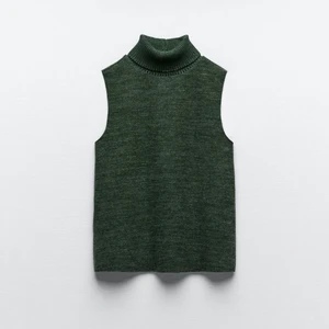 Zara - Säljer nu min fina gröna topp från zara köpt i vintras och endast använd 1 gång💘 säljer då den ej kommer till användning! kom priv för frågor💘 Köp direkt för 300kr!!!!