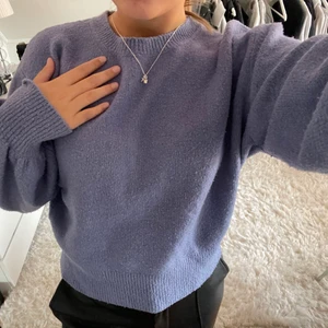 Stickad tröja från & Other Stories - Super fin bli/lila stickad tröja från & Other Stories. Passar perfekt nu till hösten och vintern.  Något noppig men de kan jag ta bort innan jag postar!!! Storlek M du 