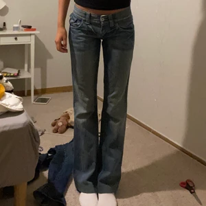 Lågmidjade jeans - BUDGIVNINGEN SLUTAR NÄR JAG FÅR ETT HÖGT PRIS JAG VILL SÄLJA DE FÖR.Säljer dessa lågmidjade jeans från märket Meltin pot! De är i väldigt bra skick och endast använda fåtals gånger. Kommer köra budgivning på jeansen, om ni budar ett pris måste ni kunna be