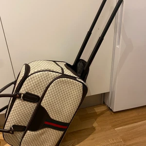 Resväska/Väska  - Fin väska som man kan ha som vanlig väska men även också som resväska! Mycket får plats i väskan. 