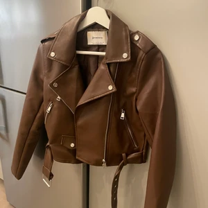 Stradivarius jacka - Säljer min bruna skinnjacka i bra skick från Stradivarius. Tror nypris var 300kr ca.