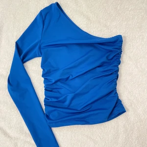 One shoulder - Säljer denna blå one shoulder från Ginatricot då den har blivit för liten för mig. Har ni frågor får ni jättegärna skriva🥰 