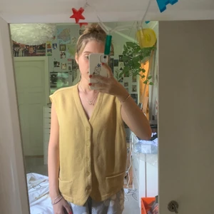 Gul vest - Lite oversized senaps gul vest med fungerande fickor 