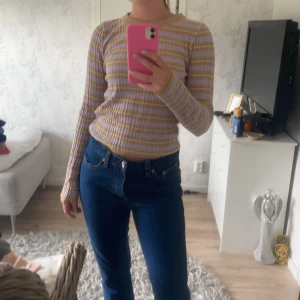 Tröja från asos - Randig tröja från ASOS i storlek L. Jag är själv storlek S och den är väldigt stretchig så passar allt från XS-L