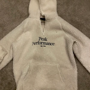 Peak performance tröja - Riktigt skön tröja som jag har använt förut några gånger men nu är för liten. Men d n är som nyskick för har inge märken på den och inte trasig. nypris: 1000kr säljer för 500kr.