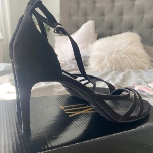 Klackar, storlek 38 - Oanvända! Helt nya, enbart testade.   Nypris 599kr.  Mitt pris 299kr.   Tar emot swish.  Finns att hämta på st:eriksplan. Om det är nån som vill få det skickat, så löser vi det, men köparen står för fraktkostnaden. 🥰