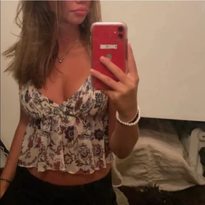 Topp zara - Superfin slutsåld topp från zara. Prislappen är kvar. Jag är xs/s och L passar bra på mig, alltså liten i storleken