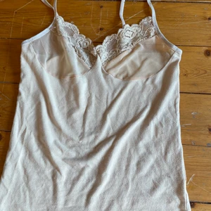 Linne - Jättegullig tröja i storlek S som inte kommer till användning. Bra skick då jag aldrig använt den💕😌  Tryck inte på ”köp nu”!!!!!!