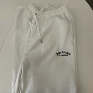 Juicy Couture Byxor  - Mjukisbyxor från Juicy Couture. Använda men i bra skick! Modell Recycled Wendy Jogger Sugar Swizzle. Nypris 1199kr✨