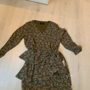 Klänning - Jättesöt klänning från sisters point Strl L men passar även en M 