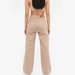Beiga jeans  - Beiga jeans från Monki. Storlek 25 och knappt använda. Kan köpas billigare vid snabb affär. Skriv för fler bilder 💞