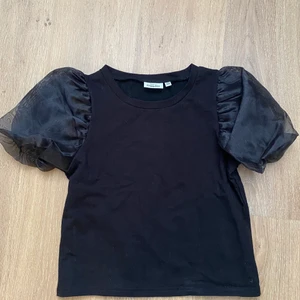 Svart topp - Har aldrig riktigt använda den har dock testat den 2 gånger och haft på mig den i nån minut den kommer inte till användning så de e därför jag säljer den.