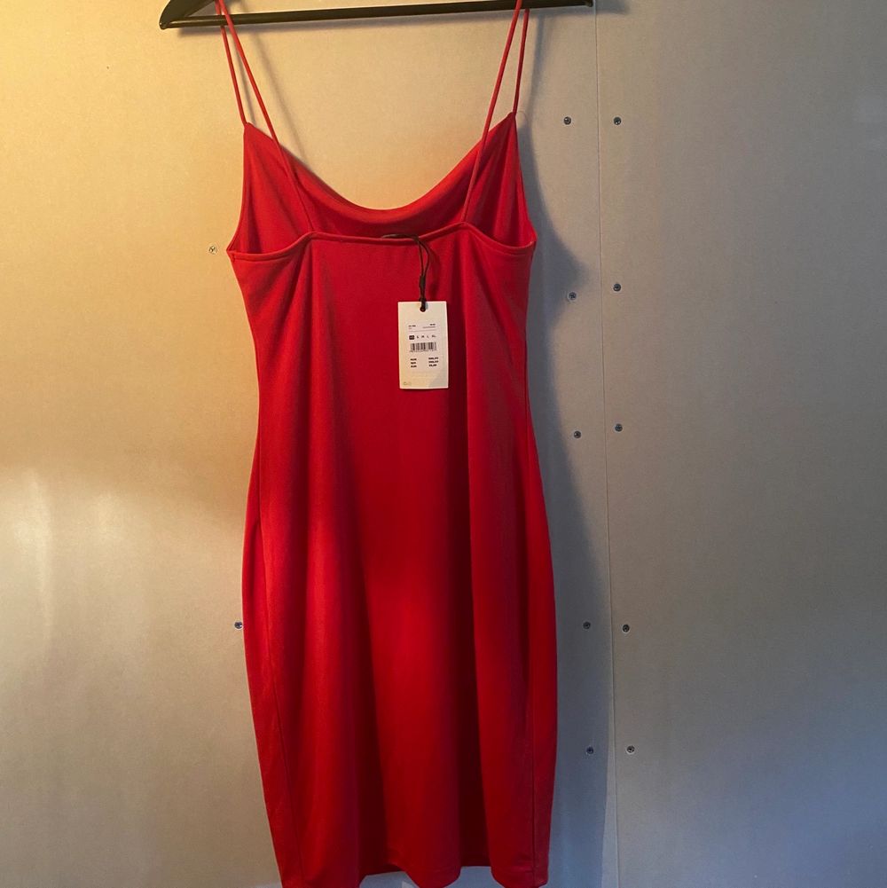 En helt ny fin röd klänning från  Bik Bok i storlek XS. Ordinarie pris är  399kr så jag säljer för halva priset 200kr😀. Klänningar.