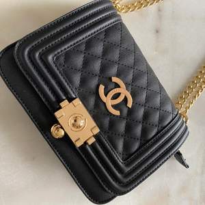 Snyggaste svarta Chanel väskan. Oanvänd, ej äkta. Fler bilder kan skickas vid intresse. 