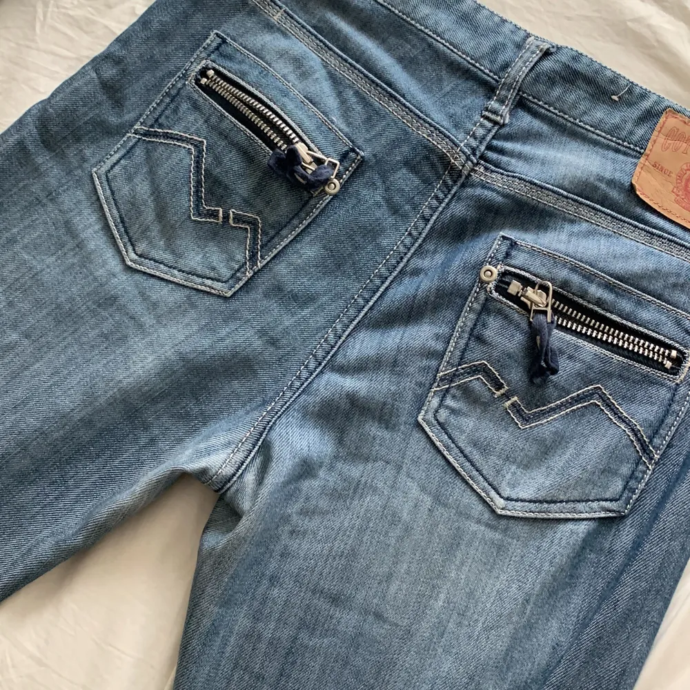  Oanvänt lågmidjade jeans i storlek 26/32,jeansen passar inte längre så säljer de.  Frakt:50kr. Jeans & Byxor.