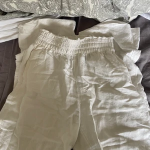 Vita linnebyxor  - Jag säljer mina vita linnebyxor då jag inte använder dom längre och vill köpa nya. Köparen betalar frakten. Linnebyxorna är i bra skit och materialet är väldigt skönt💓