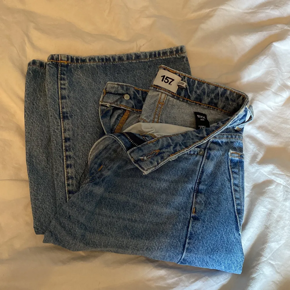 Wide leg Lager 157 jeans i storlek xxs. Använt fåtals gånger men är fullt hela. Ordinarie pris 300kr men väljer att sälja för 100kr plus frakt.. Jeans & Byxor.