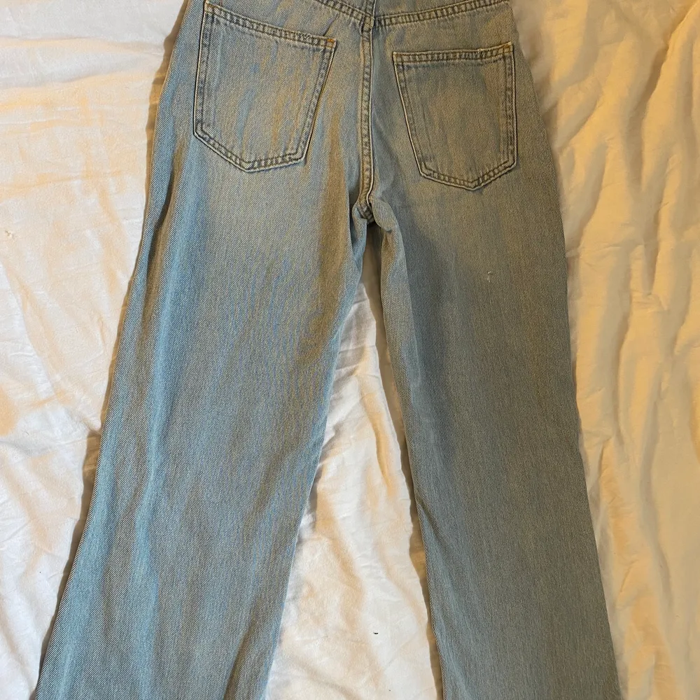 Jätte fina blåa jeans. Fick som present men var tyvärr fel storlek så säljer dem. Har endast provat på så de är helt nya.. Jeans & Byxor.