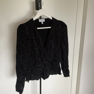 Svart topp - Fin modell som går in i midjan, svart mönster på.🖤 Liten i storleken, passar small!