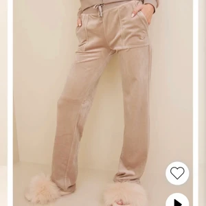 Mjukis Byxor - Säljer dessa Juicy Couture byxorna för dem kommer inte till användning längre. Köptes för 1 100 men säljer för 900kr. Säljer för 900kr eftersom dem är nästan aldrig använda och tyget är inte förstört. Färg: Del Ray Classic Velour Pant/Beige 🤍🫶🏻
