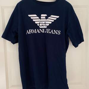 Armani Jeans T-shirt kopia (mörkblå). Strl L, liten i storleken, verkligstorlek S-M.