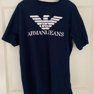 Armani Jeans T-shirt  - Armani Jeans T-shirt kopia (mörkblå). Strl L, liten i storleken, verkligstorlek S-M.