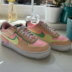 Air Force 1 Shadow Arctic Punch. Storlek 41. Som nya. Köparen står för frakt. 