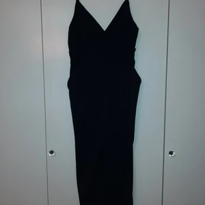 Kostym byxdress djup rygg BikBok - Kostym byxdress, dvs i kostym material. Stilrent, classy och kan både kläs ner men även kläs upp med tex en kavaj över axlarna, smycken, en snygg väska ,klackar osv. Den är köpt på Bikbok för några månader sedan, för ca 449kr. Endast testad en gång.