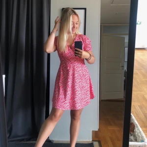 Chiquelle klänning - Säljer denna fantastiska klänningen från chiquelle då den tyvärr är lite förliten för mig… ❤️‍🔥