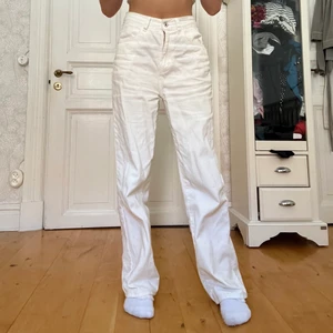 Vita jeans - Fina jeans från shein, använda max 3 gånger. Säljer pga inte min stil. Sytt upp benen så de passar nån som är 160-165 cm ungefär, men går att sprätta upp. Storlek Xs men stora i storleken så passar mig som vanligtvis har S💓