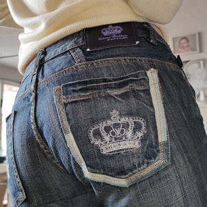  Victoria Beckham Jeans  - Cropped Victoria Beckham Jeans. Super fin lowrise. Har en speciell stitching i olika färger som gör dem unika. Är väll använda men väldigt fina fortfarande. Är över knäna på mig som är 175. Om du är intresserad kan då få mer bilder och info. 👑⚡💘