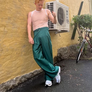 Egensydda byxor - Egensydda byxor och nätlinne! Köps separat eller ihop! Byxorna är flare med gylf. Frakt tillkommer! Hör av er kring frågor angående mått