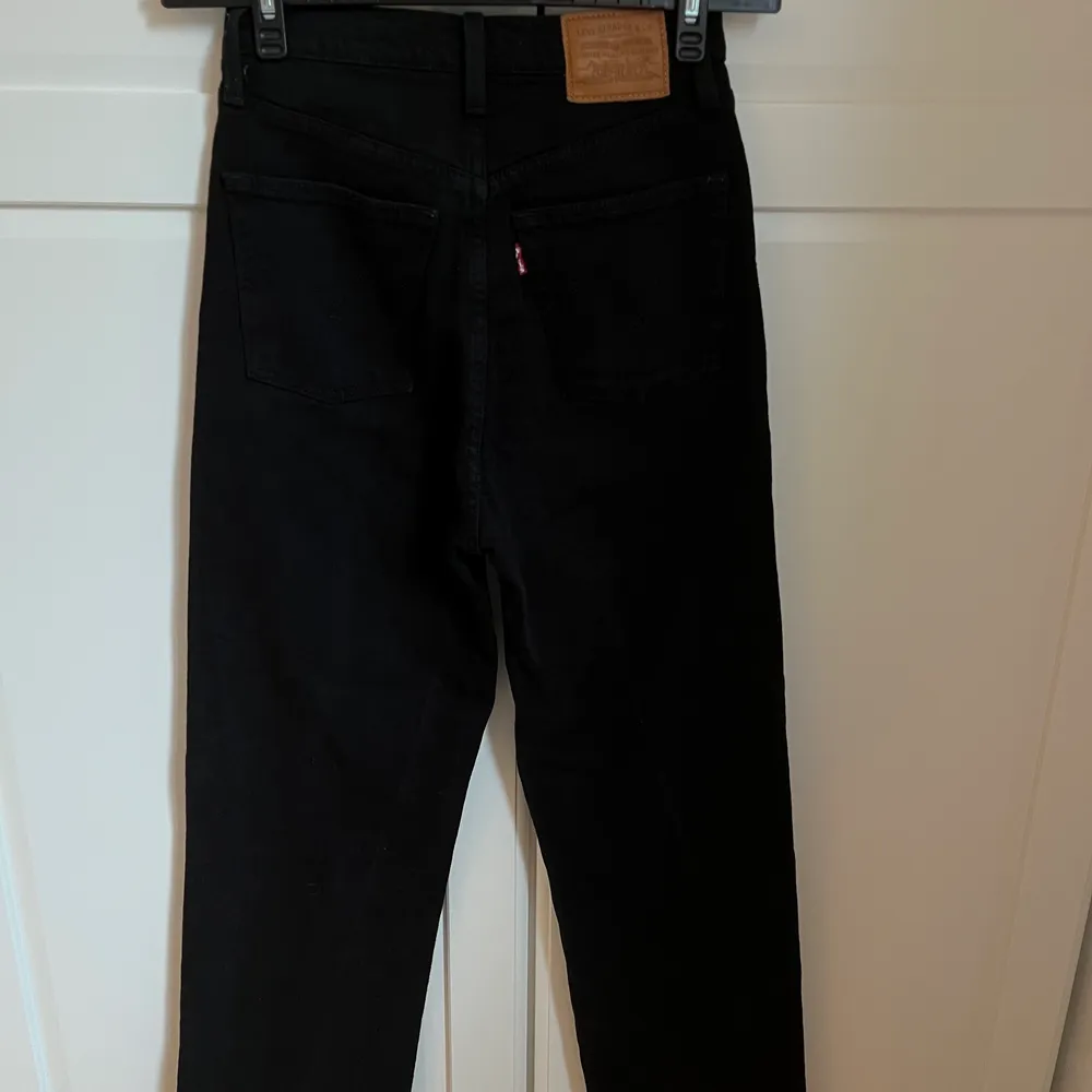 Svarta Levi’s jeans i fint skick. Knappgylf. . Jeans & Byxor.