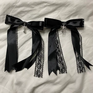 Handgjorda hårrosetter  - Handgjorda hårrosetter i satin och spets! Dekoreras med kors berlocker) rosetterna kommer i par och fästs i håret med spännena på baksidan. DMa för betala med swish och billigare frakt 📦 