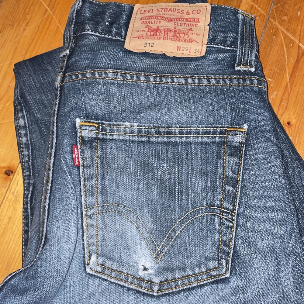 Straight Levis Jeans i modellen 512 ”Bootcut”, midwaist. Har använt de mycket och det finns tydliga tecken på (bild 3) … Jag är 164🤍💕 Midjemått: 35 Innerbenalängd: 70  . Jeans & Byxor.