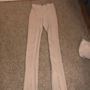 Byxor med slits  - Jag säljer mina beiga byxor med slits ifrån hm i storlek xs! Använda 1 gång