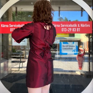 Egensydd klänning - Vinröd egensydd klänning!!! Knyte i midjan och nacken med flare ärmar! Frakt tillkommer