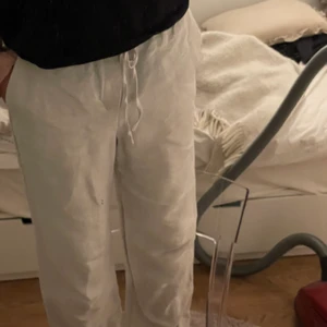 Linnebyxor från hm 🫶🏼 xs - Jättefina linnebyxor från hm i färgen beige, säljer pga att de inte kommer till användning + lite korta, superfint skick då de endast är använda ett fåtal gånger! 🤍 nypris- 199kr