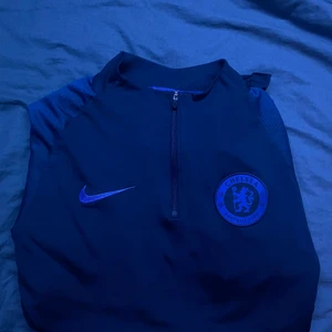 Chelsea tränings tröja - Säljer en chelsea träningströja i 7/10 skick, är sliten nere på tröjan. Säljer för den har blivit för liten. 