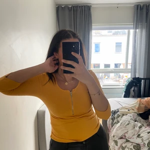 Gul tröja - Använt 1 gång. Storlek M