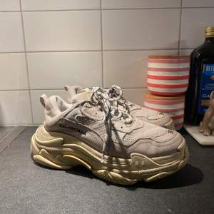 Sjukt fina och sköna sneakers. Köpta här på Plick. 